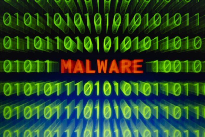Archivo - Arquivo - 23 de agosto de 2023, Assunção, Paraguai: A palavra “Malware” e dígitos de código binário exibidos em uma tela. “A palavra ‘malware’ deriva do termo ‘software malicioso’.” “Os principais tipos de malware são: trojans, vírus, worms e sp