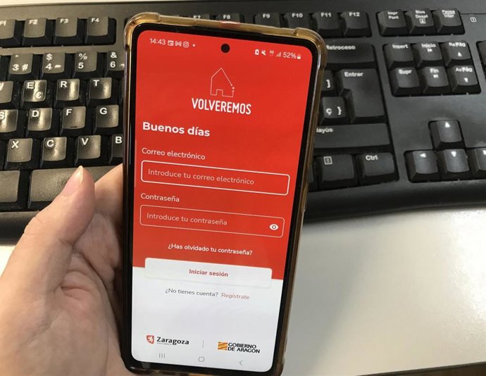 Un usuario con la app de Volveremos