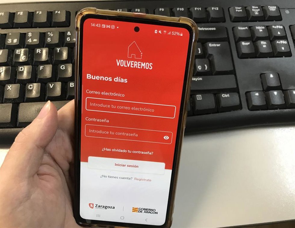 Un usuario con la app de Volveremos