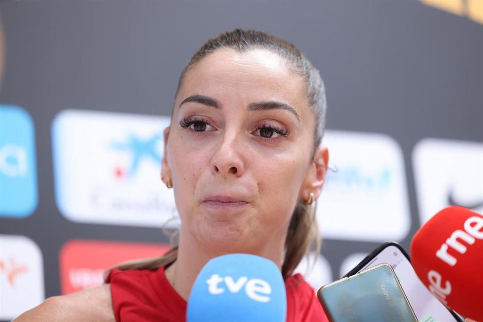 Archivo - La base española Mariona Ortiz atendiendo a los medios de comunicación en el Centro Deportivo Municipal Triangulo de Oro previo al Mundial de Berlín.
