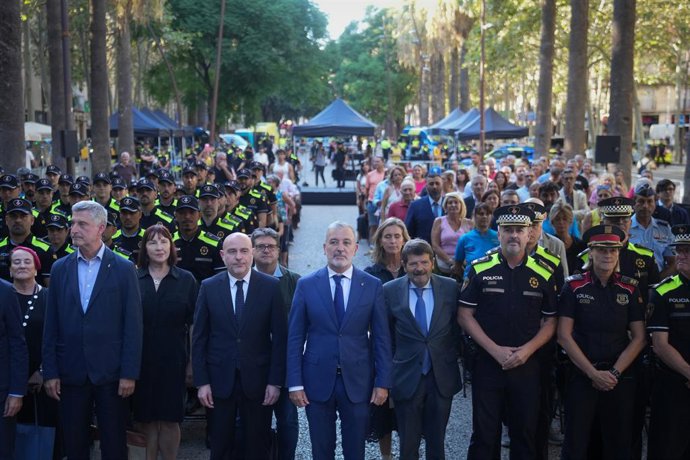 Collboni dona la benvinguda als 60 nous agents de la Guàrdia Urbana de Barcelona