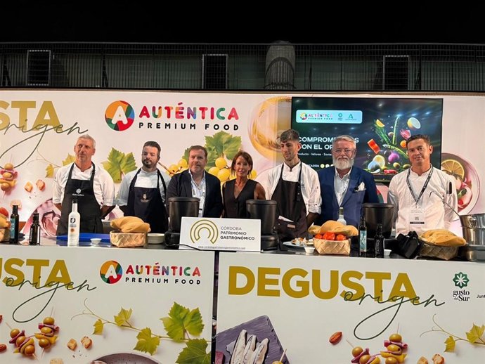 La teniente de alcalde delegada de Turismo, Marian Aguilar (centro), junto a los participantes en la semifinal.