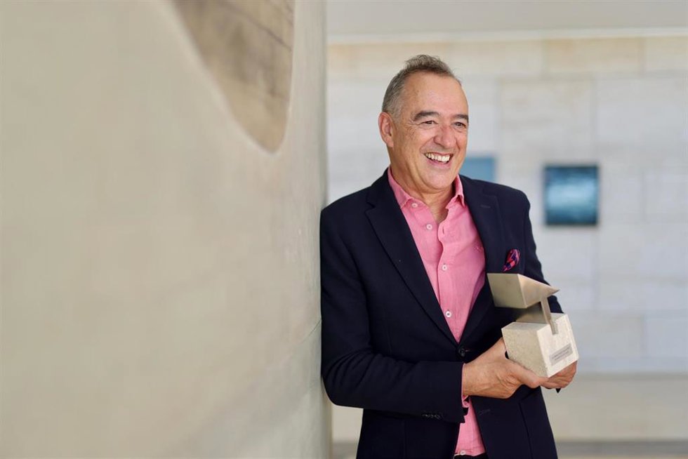 El autor con el galardón