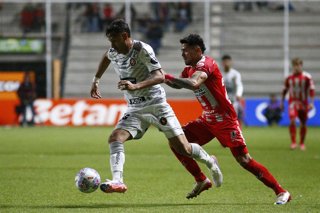 Futbol, Union La Calera vs Deportes Limache Fecha 23, Liga de Primera 2026 El jugador de Deportes Limache, Marcos Urrutia, izquierda, disputa el balon contra Christopher Pena de Union La Calera durante el partido disputado en el estadio Nicolas Chahuan