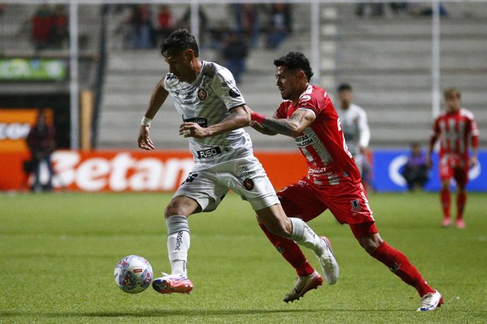 Futbol, Union La Calera vs Deportes Limache Fecha 23, Liga de Primera 2026 El jugador de Deportes Limache, Marcos Urrutia, izquierda, disputa el balon contra Christopher Pena de Union La Calera durante el partido disputado en el estadio Nicolas Chahuan
