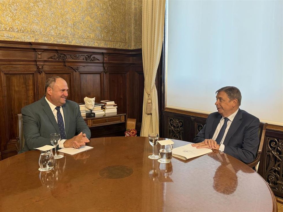 El consejero de agricultura, Ganadería y Desarrollo Rural, Julián Martínez Lizán, reunido con el ministro de Agricultura, Pesca y Alimentación, Luis Planas.