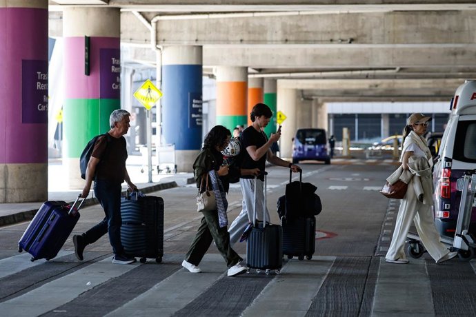 antiago, 15 de Septiembre de 2026.  Medidas especiales de movilidad en Fiestas Patrias, autoridades detallan las proyecciones de viajes aereos para los principales destinos nacionales e internacionales escogidos y recomendaciones para estos dias desde el