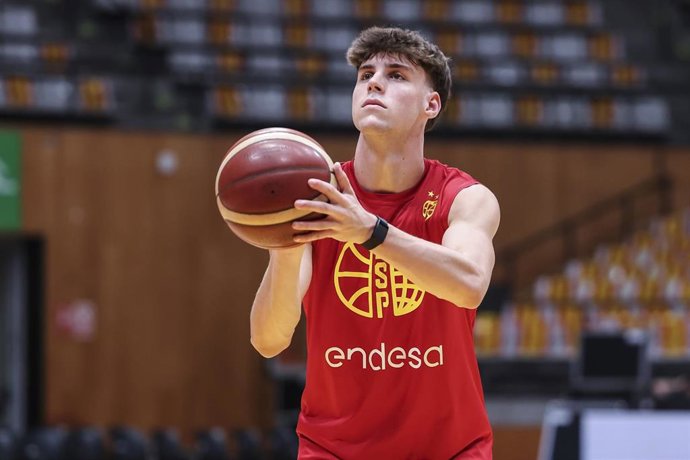 Archivo - El base de Valencia Basket Mario Saint-Supéry durante un entrenamiento con la selección española. 