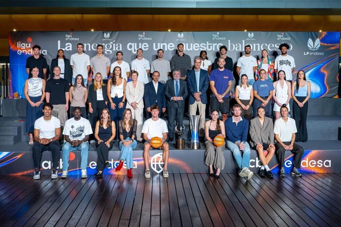 Los jugadores de Liga Endesa y Liga Femenina Endesa, junto a la presidenta de la Federación Española de Baloncesto (FEB) y el presidente de ACB, Antonio Martín, en la presentación de la nueva temporada 2026-27.