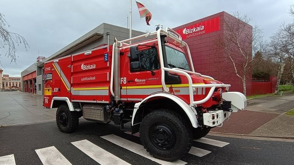 Archivo - El nuevo camión autobomba forestal en el parque de bomberos y bomberas de Derio