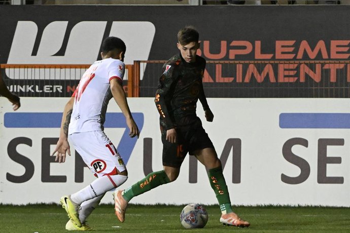 Futbol, Cobreloa vs Union Espanola, liga de ascenso 2026. El jugador de Cobreloa Yastin Navarro controla el balon durante el partido de Liga de Ascenso Caixun contra Union Espanola disputado en el estadio Zorro del Desierto, Calama 22/08/2026 Pedro