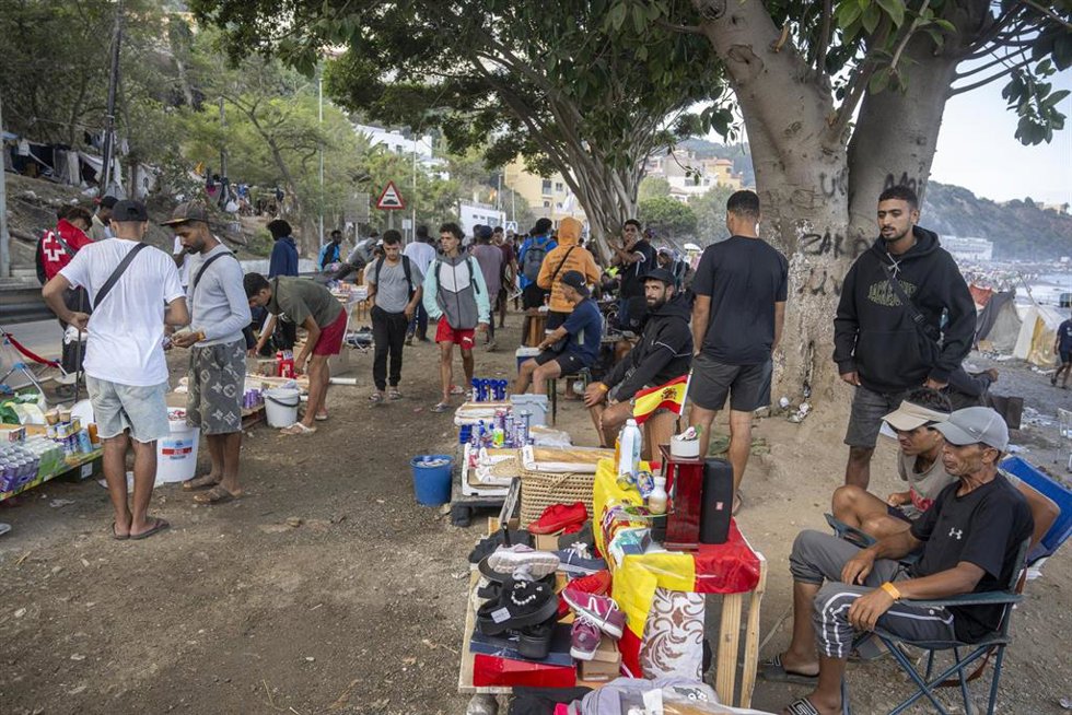 Asentamiento de migrantes en la playa El Trampolín, a 14 de septiembre de 2026, en Ceuta (España). 
