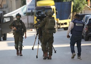 Archivo - Arxiu - Militars israelians tracten d'impedir que els periodistes puguin cobrir una batuda en Tubes, a Cisjordània
