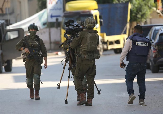 Archivo - Arxiu - Militars israelians tracten d'impedir que els periodistes puguin cobrir una batuda en Tubes, a Cisjordània