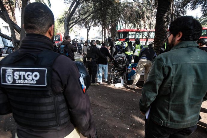 Santiago, 20 de Agosto de 2026.  La municipalidad de Santiago junto a Carabineros realizan operativo de retiro de Rucos y gente en situacion de calle en eje San Pablo y distintos puntos de la comuna debido a denuncia de vecinos  Diego Martin /Aton Chile