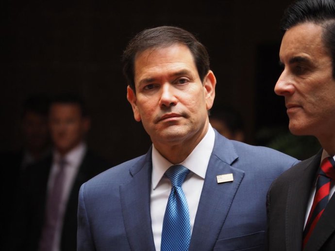 10 de setembro de 2026, Lima, Lima, Peru: O secretário de Estado dos EUA, Marco Rubio (à esquerda), é recebido por Carlos Espa y Garces-Alvear (à direita), ministro das Relações Exteriores, durante uma visita oficial ao Peru para discutir assuntos de Esta