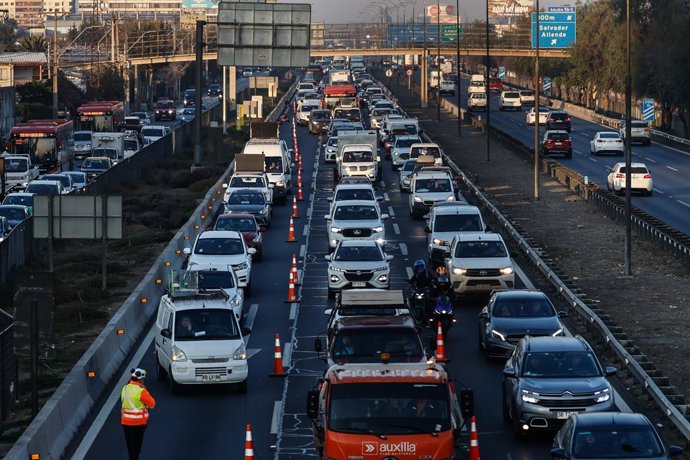 Santiago, 2 de julio de 2026.  El Ministro de Seguridad Martin Arrau junto al delegado Presidencial German Codina participan de la fiscalizacion de vehiculos en la Autopista Central  Diego Martin/Aton Chile