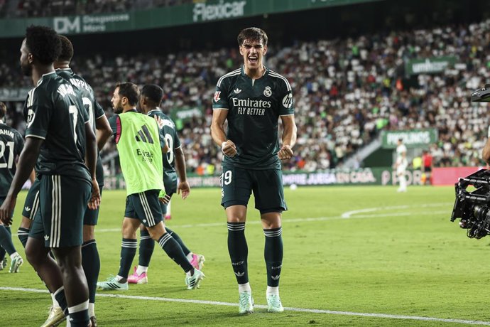 Carlos Espi, do Real Madrid CF, comemora um gol durante a partida de futebol da Liga Espanhola, LaLiga EA Sports, disputada entre o Elche CF e o Real Madrid CF no Estádio Manuel Martínez Valero, em 15 de setembro de 2026, em Elche, Espanha.