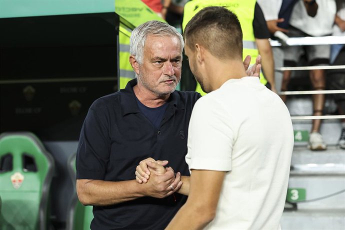 José Mourinho, técnico do Real Madrid e do Elche CF, cumprimentam-se durante a partida de futebol da Liga Espanhola, LaLiga EA Sports, disputada entre o Elche CF e o Real Madrid CF no Estádio Manuel Martínez Valero, em 15 de setembro de 2026, em Elche, Es