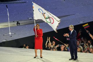 Archivo - Karen Bass Mayor of Los Angeles waves the Olympic flag next to Thomas Bach, President of International Olympic Committe (IOC) during the handing over of the flag during the Closing Ceremony of the Olympic Games Paris 2024 at Stade de France on A