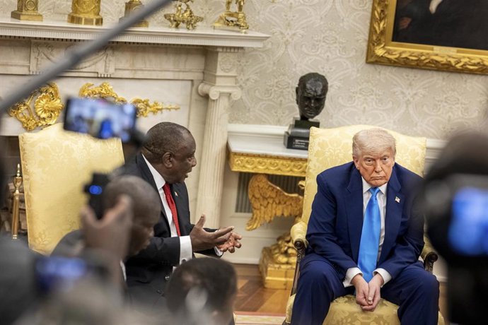 Archivo - El presidente de Estados Unidos, Donald Trump (der.), conversa con su homólogo de Sudáfrica, Cyril Ramaphosa (izq.), en el Despacho Oval de la Casa Blanca, Washington DC