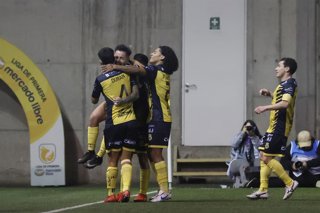 Archivo - Futbol, San Luis vs Universidad Catolica Fecha 6, Copa Chile 2026. El jugador de San Luis, Sergio Vergara, izquierda, celebra tras marcar su gol contra Universidad Catolica durante el partido de la Copa Chile realizado en el Estadio Lucio Farina