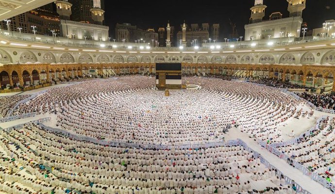 Archivo - Fieles musulmanes realizan la oración del amanecer alrededor de la Kaaba, en el complejo de la Gran Mezquita de la ciudad santa de La Meca, en Arabia Saudí