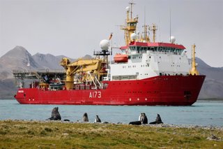 Archivo - Rompehielos de la Armada británica en el océano Atlántico sur 