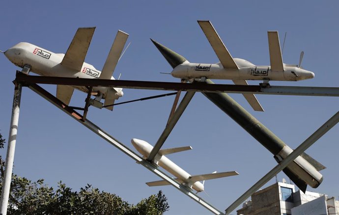 Archivo - Arquivo - 10 de janeiro de 2024, Sanaa, Iêmen: Drones e mísseis simulados fabricados pelos houthis estão expostos em uma praça, em Sanaa.Na quarta-feira, o Comando Central dos EUA informou que os houthis do Iêmen lançaram um ataque significativo