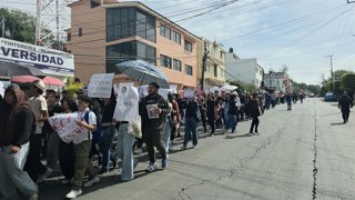 Estudiantes de la Universidad Autónoma del Estado de Morelos (UAEM) inician marcha por las calles de Cuernavaca para exigir justicia por el feminicidio de la alumna española Claudia Tacoronte Aguilera, en Cuernavaca, Morelos (México).