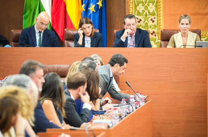 Archivo - El presidente de la Junta de Andalucía, Juanma Moreno, en el Pleno del Parlamento andaluz. (Foto de archivo).
