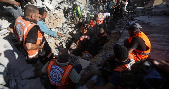 16 September 2026, Palestinian Territories, Gaza City: Members of the Palestinian civil defence retrieve bodies from a collapsed building in the Tal al-Hawa area of Gaza City.