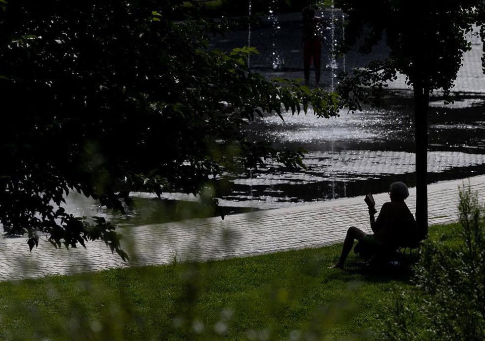 Archivo - Personas afectadas por el calor pasean por Madrid Río, a 21 de julio de 2026, en Madrid (España).