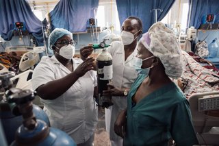 Archivo - Imagen de archivo de personal sanitario en el Hospital Central de Nampula, en Mozambique.
