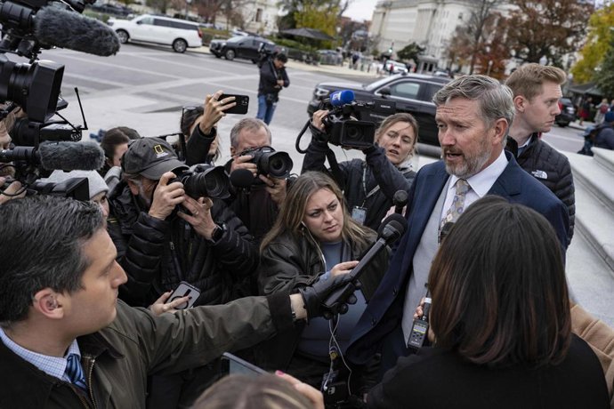Archivo - Arquivo - 18 de novembro de 2025, Washington, Distrito de Columbia, EUA: O deputado federal Thomas Massie (republicano do Kentucky) faz declarações à imprensa na escadaria leste da Câmara dos Deputados dos EUA, no Capitólio, em Washington, DC, E