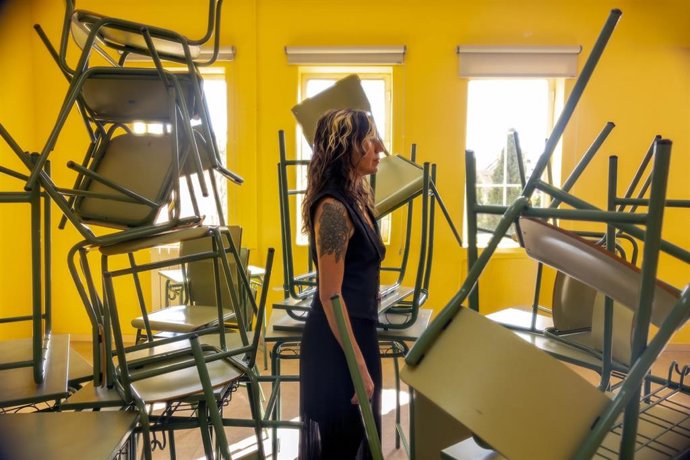 Archivo - A medio camino entre lo confesional y lo fantástico, en Mantener fuera del alcance de los niños, María Velasco, Premio Nacional de Literatura Dramática 2024, hace arqueología de sus años de colegio, en un aula de necesidades educativas especiale