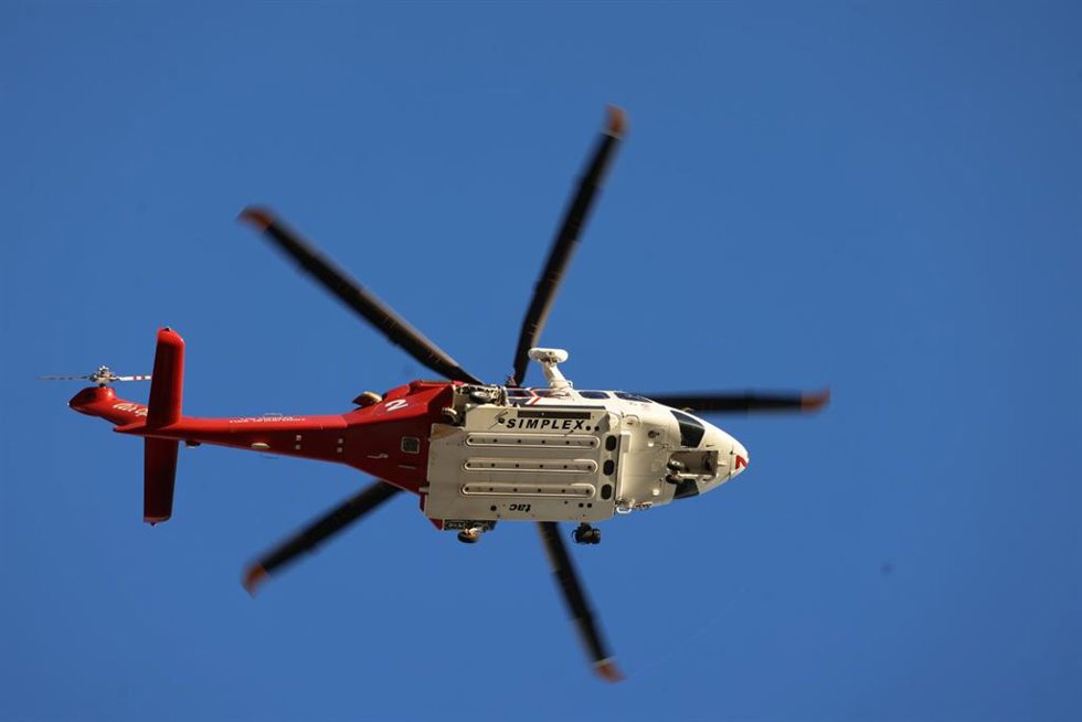 Archivo - Un helicóptero del Departamento de Bomberos de Los Ángeles da seguimiento a un incendio
