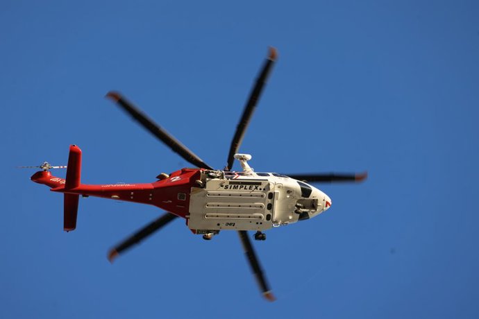 Archivo - June 21, 2026, Los Angeles, Ca, USA: Los Angels Fire Department Helicopter monitors the smoke from the sky above the Lineage warehouse fire in Boyle Heights that has been burning and smoldering toxic chemicals all over Southern California for al