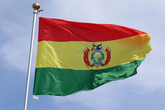Archivo - Arquivo - 20 de junho de 2025, São Petersburgo, Rússia: A bandeira nacional da Bolívia, tremulando ao vento em um mastro em São Petersburgo, Rússia.