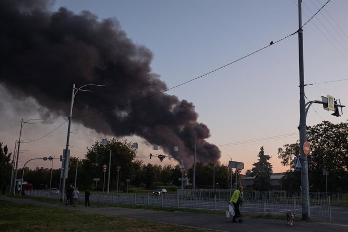 Archivo - Arquivo - Coluna de fumaça após um ataque russo em Kiev