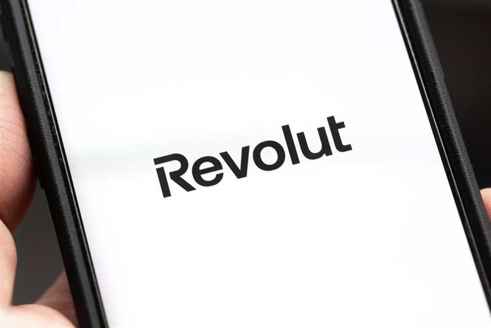 Archivo - FILED - 08 May 2026, Berlin: FILE PHOTO - The logo of the financial app Revolut can be seen on the display of a smartphone. Photo: Fernando Gutierrez-Juarez/dpa