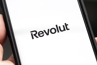 Archivo - FILED - 08 May 2026, Berlin: FILE PHOTO - The logo of the financial app Revolut can be seen on the display of a smartphone. Photo: Fernando Gutierrez-Juarez/dpa