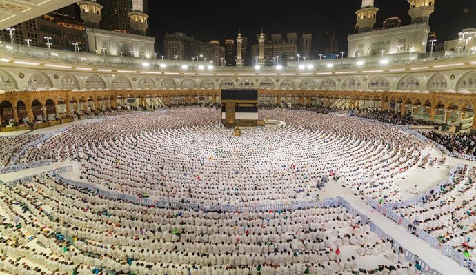 Archivo - Arquivo - 24 de maio de 2026, Meca, Arábia Saudita: Fiéis muçulmanos realizam a oração da madrugada ao redor da Kaaba, no complexo da Grande Mesquita, na cidade sagrada de Meca, na Arábia Saudita, antes da peregrinação anual do Hajj. Milhões de 