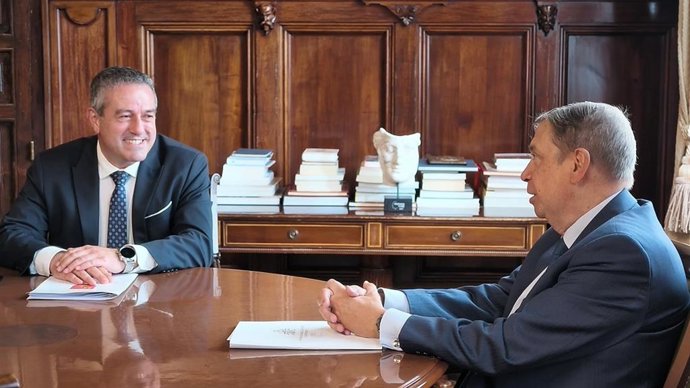 Imágenes del encuentro del consejero Joaquín Buendía con el ministro de Agricultura, Pesca y Alimentación, Luis Planas, este martes en Madrid.