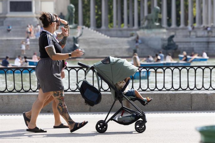Una pareja con un carrito de bebé