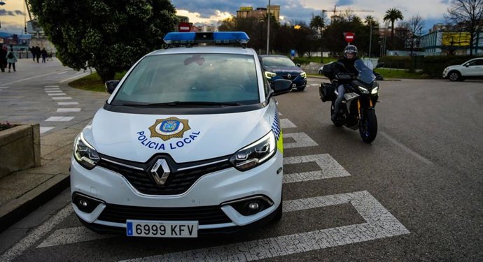 Archivo - Vehículo de la Policía Local de Santander