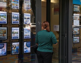 Archivo - Escaparate de una inmobiliaria, a 17 de julio de 2024, en Madrid (España). La compraventa de viviendas registró el pasado mes de mayo un descenso del 21,5% con respecto al mismo mes de 2023, hasta un total de 44.013 operaciones, según ha informa