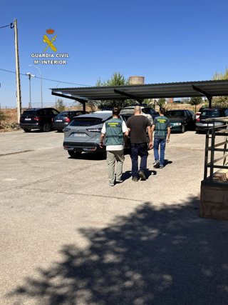 Agentes de la Guardia Civil escoltan a la persona reclamada por las autoridades de Rumanía.