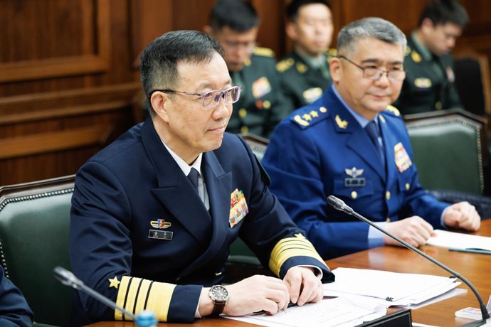 Archivo - Arquivo - RÚSSIA, MOSCOU - 24 DE ABRIL DE 2026: O ministro da Defesa Nacional da China, Dong Jun, observa durante uma reunião com o ministro da Defesa da Rússia, Andrei Belousov