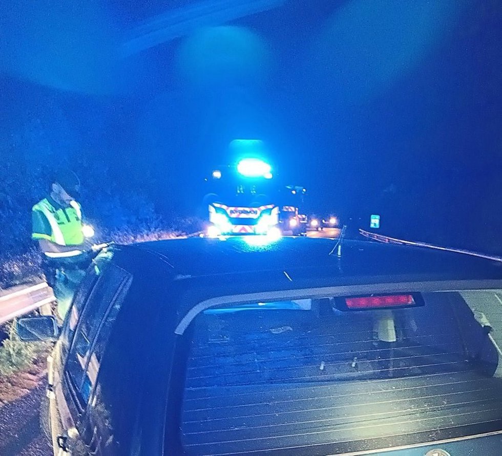Un coche se sale de la vía en Escalante, impacta contra el quitamiedos y queda cruzado en la calzada